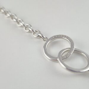 Armband med ringar och stenar
