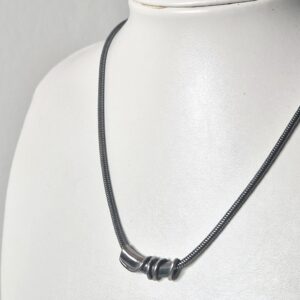 Kraftigt halsband i oxiderat silver med hänge
