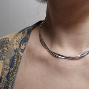 Halvstelt halsband i silver med twist