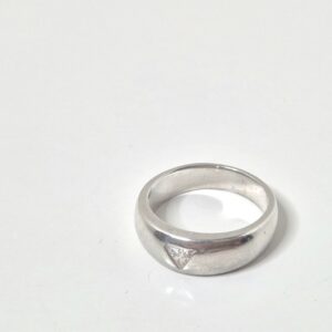 Ring med trekantig slipad sten