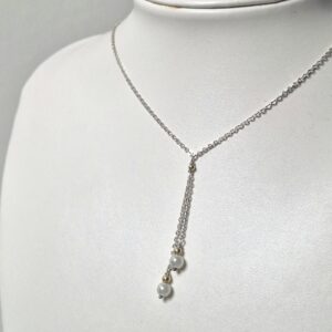 Nätt silverhalsband med integrerat pärlhänge