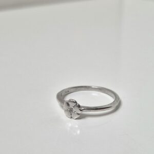 Silverring, blomma med diamant